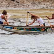 Course de pirogue en Guyane a Montsinery tonnegrande. P12 et P4 (12 places et 4 places). Organise par le club de canoe kayak et pirogue de Cayenne (ASPAG). Deguisements des equipages.