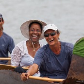 Course de pirogue en Guyane a Montsinery tonnegrande. P12 et P4 (12 places et 4 places). Organise par le club de canoe kayak et pirogue de Cayenne (ASPAG). Deguisements des equipages.