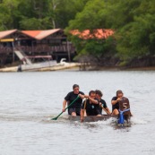 Course de pirogue en Guyane a Montsinery tonnegrande. P12 et P4 (12 places et 4 places). Organise par le club de canoe kayak et pirogue de Cayenne (ASPAG). Deguisements des equipages.