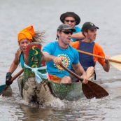 Course de pirogue en Guyane a Montsinery tonnegrande. P12 et P4 (12 places et 4 places). Organise par le club de canoe kayak et pirogue de Cayenne (ASPAG). Deguisements des equipages.