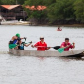 Course de pirogue en Guyane a Montsinery tonnegrande. P12 et P4 (12 places et 4 places). Organise par le club de canoe kayak et pirogue de Cayenne (ASPAG). Deguisements des equipages.