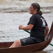 Course de pirogue en Guyane a Montsinery tonnegrande. P12 et P4 (12 places et 4 places). Organise par le club de canoe kayak et pirogue de Cayenne (ASPAG). Deguisements des equipages.