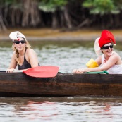 Course de pirogue en Guyane a Montsinery tonnegrande. P12 et P4 (12 places et 4 places). Organise par le club de canoe kayak et pirogue de Cayenne (ASPAG). Deguisements des equipages.