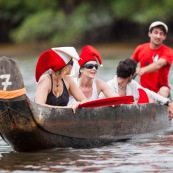 Course de pirogue en Guyane a Montsinery tonnegrande. P12 et P4 (12 places et 4 places). Organise par le club de canoe kayak et pirogue de Cayenne (ASPAG). Deguisements des equipages.