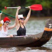 Course de pirogue en Guyane a Montsinery tonnegrande. P12 et P4 (12 places et 4 places). Organise par le club de canoe kayak et pirogue de Cayenne (ASPAG). Deguisements des equipages.