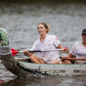 Course de pirogue en Guyane a Montsinery tonnegrande. P12 et P4 (12 places et 4 places). Organise par le club de canoe kayak et pirogue de Cayenne (ASPAG). Deguisements des equipages.