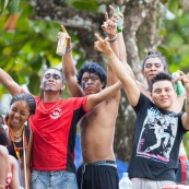 Course de pirogue en Guyane a Montsinery tonnegrande. P12 et P4 (12 places et 4 places). Organise par le club de canoe kayak et pirogue de Cayenne (ASPAG). Deguisements des equipages.