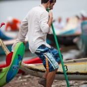 Course de pirogue en Guyane a Montsinery tonnegrande. P12 et P4 (12 places et 4 places). Organise par le club de canoe kayak et pirogue de Cayenne (ASPAG). Deguisements des equipages.