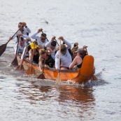 Course de pirogue en Guyane a Montsinery tonnegrande. P12 et P4 (12 places et 4 places). Organise par le club de canoe kayak et pirogue de Cayenne (ASPAG). Deguisements des equipages.