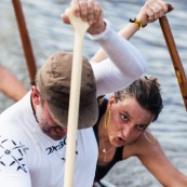 Course de pirogue en Guyane a Montsinery tonnegrande. P12 et P4 (12 places et 4 places). Organise par le club de canoe kayak et pirogue de Cayenne (ASPAG). Deguisements des equipages.