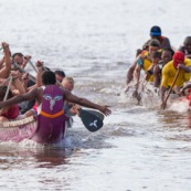 Course de pirogue en Guyane a Montsinery tonnegrande. P12 et P4 (12 places et 4 places). Organise par le club de canoe kayak et pirogue de Cayenne (ASPAG). Deguisements des equipages.