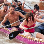 Course de pirogue en Guyane a Montsinery tonnegrande. P12 et P4 (12 places et 4 places). Organise par le club de canoe kayak et pirogue de Cayenne (ASPAG). Deguisements des equipages.