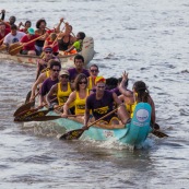 Course de pirogue en Guyane a Montsinery tonnegrande. P12 et P4 (12 places et 4 places). Organise par le club de canoe kayak et pirogue de Cayenne (ASPAG). Deguisements des equipages.