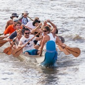 Course de pirogue en Guyane a Montsinery tonnegrande. P12 et P4 (12 places et 4 places). Organise par le club de canoe kayak et pirogue de Cayenne (ASPAG). Deguisements des equipages.