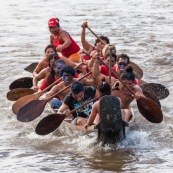 Course de pirogue en Guyane a Montsinery tonnegrande. P12 et P4 (12 places et 4 places). Organise par le club de canoe kayak et pirogue de Cayenne (ASPAG). Deguisements des equipages.