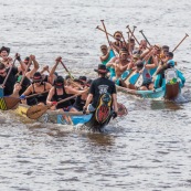 Course de pirogue en Guyane a Montsinery tonnegrande. P12 et P4 (12 places et 4 places). Organise par le club de canoe kayak et pirogue de Cayenne (ASPAG). Deguisements des equipages.