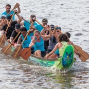 Course de pirogue en Guyane a Montsinery tonnegrande. P12 et P4 (12 places et 4 places). Organise par le club de canoe kayak et pirogue de Cayenne (ASPAG). Deguisements des equipages.