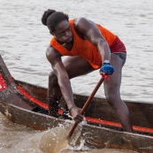 Course de pirogue en Guyane a Montsinery tonnegrande. P12 et P4 (12 places et 4 places). Organise par le club de canoe kayak et pirogue de Cayenne (ASPAG). Deguisements des equipages.