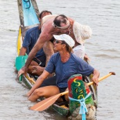 Course de pirogue en Guyane a Montsinery tonnegrande. P12 et P4 (12 places et 4 places). Organise par le club de canoe kayak et pirogue de Cayenne (ASPAG). Deguisements des equipages.