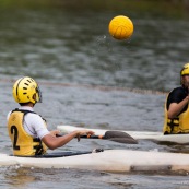 Kayak polo sur le lac saccharin pres du Rorota en Guyane Francaise (Remire Montjoly). Sport d'equipes avec ballon en Kayak. En exterieur. Terrain.