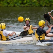 Kayak polo sur le lac saccharin pres du Rorota en Guyane Francaise (Remire Montjoly). Sport d'equipes avec ballon en Kayak. En exterieur. Terrain.