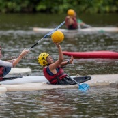 Kayak polo sur le lac saccharin pres du Rorota en Guyane Francaise (Remire Montjoly). Sport d'equipes avec ballon en Kayak. En exterieur. Terrain.