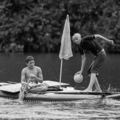 Kayak polo sur le lac saccharin pres du Rorota en Guyane Francaise (Remire Montjoly). Sport d'equipes avec ballon en Kayak. En exterieur. Terrain.