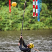 Kayak polo sur le lac saccharin pres du Rorota en Guyane Francaise (Remire Montjoly). Sport d'equipes avec ballon en Kayak. En exterieur. Terrain.