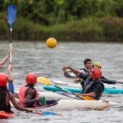 Kayak polo sur le lac saccharin pres du Rorota en Guyane Francaise (Remire Montjoly). Sport d'equipes avec ballon en Kayak. En exterieur. Terrain.