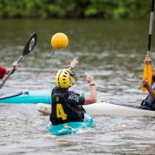 Kayak polo sur le lac saccharin pres du Rorota en Guyane Francaise (Remire Montjoly). Sport d'equipes avec ballon en Kayak. En exterieur. Terrain.