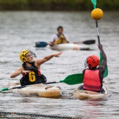 Kayak polo sur le lac saccharin pres du Rorota en Guyane Francaise (Remire Montjoly). Sport d'equipes avec ballon en Kayak. En exterieur. Terrain.