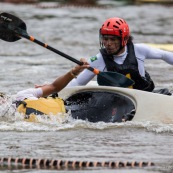 Kayak polo sur le lac saccharin pres du Rorota en Guyane Francaise (Remire Montjoly). Sport d'equipes avec ballon en Kayak. En exterieur. Terrain.