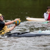 Kayak polo sur le lac saccharin pres du Rorota en Guyane Francaise (Remire Montjoly). Sport d'equipes avec ballon en Kayak. En exterieur. Terrain.