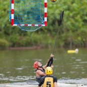 Kayak polo sur le lac saccharin pres du Rorota en Guyane Francaise (Remire Montjoly). Sport d'equipes avec ballon en Kayak. En exterieur. Terrain.