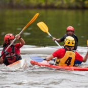 Kayak polo sur le lac saccharin pres du Rorota en Guyane Francaise (Remire Montjoly). Sport d'equipes avec ballon en Kayak. En exterieur. Terrain.