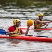 Kayak polo sur le lac saccharin pres du Rorota en Guyane Francaise (Remire Montjoly). Sport d'equipes avec ballon en Kayak. En exterieur. Terrain.