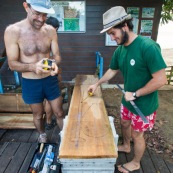 Atelier fabrication de pagaies. En bois de Guyane.