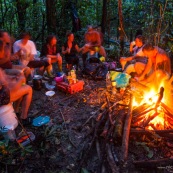 Expedition en Guyane (foret tropicale amazonienne) en canoe et kayak. Camping, repas du soir au pres du feu de bois.