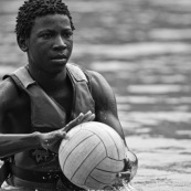 Kayak polo en Guyane, lac saccharin. Jeune avec un ballon. pres du sentier du rorota.