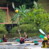 Kayak polo en Guyane, lac saccharin. Jeune jouant avec un ballon en kayak en exterieur. Pres du sentier du rorota a Remire Montjoly.