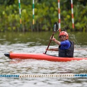 Kayak polo en Guyane, lac saccharin. Jeune jouant avec un ballon en kayak en exterieur. Pres du sentier du rorota a Remire Montjoly.