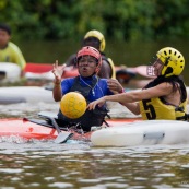 Kayak polo en Guyane, lac saccharin. Jeune jouant avec un ballon en kayak en exterieur. Pres du sentier du rorota a Remire Montjoly.