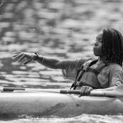 Kayak polo en Guyane, lac saccharin. Jeune jouant avec un ballon en kayak en exterieur. Pres du sentier du rorota a Remire Montjoly.