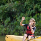 Kayak polo en Guyane, lac saccharin. Jeune jouant avec un ballon en kayak en exterieur. Pres du sentier du rorota a Remire Montjoly.