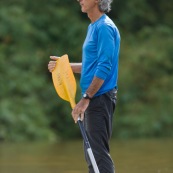 Kayak polo en Guyane, lac saccharin. Jeune jouant avec un ballon en kayak en exterieur. Pres du sentier du rorota a Remire Montjoly.