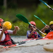 Kayak polo en Guyane, lac saccharin. Jeune jouant avec un ballon en kayak en exterieur. Pres du sentier du rorota a Remire Montjoly.