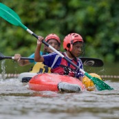 Kayak polo en Guyane, lac saccharin. Jeune jouant avec un ballon en kayak en exterieur. Pres du sentier du rorota a Remire Montjoly.