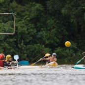 Kayak polo en Guyane, lac saccharin. Jeune jouant avec un ballon en kayak en exterieur. Pres du sentier du rorota a Remire Montjoly.