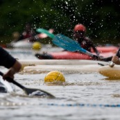 Kayak polo en Guyane, lac saccharin. Jeune jouant avec un ballon en kayak en exterieur. Pres du sentier du rorota a Remire Montjoly.