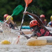 Kayak polo en Guyane, lac saccharin. Jeune jouant avec un ballon en kayak en exterieur. Pres du sentier du rorota a Remire Montjoly.